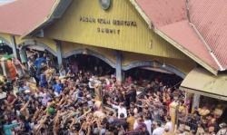 Ribuan Warga Berdesakan Demi Bertemu Presiden Jokowi di Sampit Kalteng