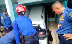 Dramatis! Minibus Terperosok ke Septic Tank Sedalam 3 Meter di Depok