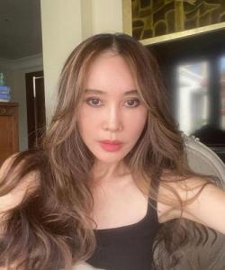 Di Usia 49 Tahun, Ina Thomas Terlihat Makin Awet Muda usai Oplas Facelift di Korea