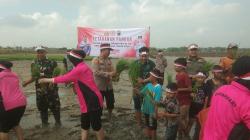 Sambut Hari Bhayangkara ke 78, Polsek Cerme Ajak Anak Anak Menanam Pohon dan Bertani