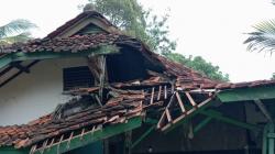 Rumah Warga di Ciamis Tiba-Tiba Ambruk, Penghuninya Ngungsi