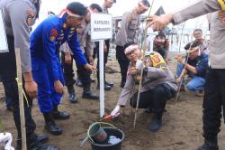 Tanam 10.000 Pohon di Kawasan Pantai Karangsong Indramayu Sambut HUT Bhayangkara ke-78