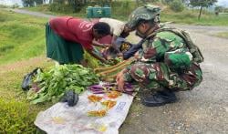 Tingkatkan Moril Warga Sugapa, Koops TNI Habema Borong Hasil Tani Warga di Pasar Sugapa 