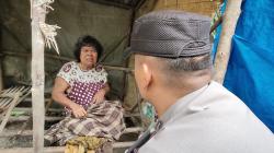 Wanita Paruh Baya Menderita Stroke Tinggal di Gubuk Reot Sempit Seorang Diri