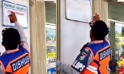 Viral! Petugas Dishub Hapus Tulisan Parkir Gratis di Depan Minimarket Diduga di Lombok