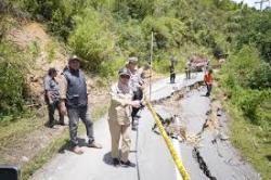 Bupati Luwu Utara Tinjau Longsor yang Mengisolir Warga