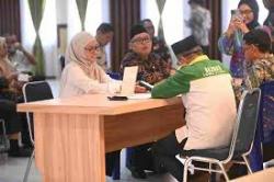 Bupati Indah Putri Indriani Semarakkan Ramadan dengan Zakat Fitrah dan Sedekah Jumat