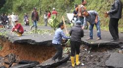 Longsor Putus Jalan Antar Kecamatan di Kabupaten Tasikmalaya