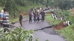 Jalan Amblas di Kampung Cikubang Taraju Tasikmalaya