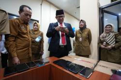 Berantas Judi Online, Pj Wali Kota Mojokerto Razia Ponsel ASN