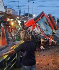 Nahas!! Hendak Padamkan Kebakaran Mobil Damkar Tertabrak Kereta di Hargeulis Indramayu