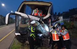 Bus Tabrak Truk di Tol Jomo, Satu Orang Tewas