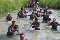 Naik Pangkat, 39 Anggota Polres Sukoharjo Diperintah Nyebur ke Empang