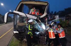 Bus Harapan Jaya Tabrak Truk di Tol Jombang-Mojokerto, Kondektur Tewas, 2 Penumpang Luka