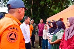 Kunjungi Lokasi Bencana Longsor Tasikmalaya, Bey: Penanganan Efketif Relokasi Warga