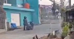 Pengendara Motor Terobos Jalan yang Baru Selesai Dicor di Parongpong, Warga Kesal tapi Ngakak