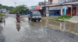 Warga Keluhkan Jalan Dekat Kantor Gubernur Sulbar, Rusak Seperti Kubangan Kerbau