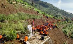 Peringati Tragedi Jatuhnya Heli Rescue HR-3602, Basarnas Gelar Doa Bersama dan Tabur Bunga