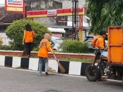 Tak Banyak yang Tahu Kisah Pilu Pasukan Pembersih DLH Karawang, Kerja Penuh Resiko Minim Jaminan