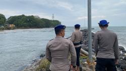 Satpol Airud Polres Garut Temukan Perahu Nelayan Yang Hilang di Pantai Penjaringan