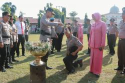 Upacara Unik Kenaikan Pangkat di Polres Jombang, Ada Tradisi Siraman Air Kembang, Begini Serunya