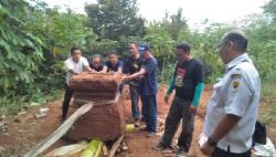 Sebuah Yoni Besar Peninggalan Era Hindu, Ditemukan di Desa Karangpelem Sragen