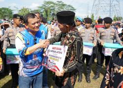 Kunjungi Cilacap, Kapolda Jateng Bagi 6000 Paket Sembako dan Serahkan 500 Sak Semen