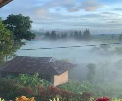 Pemandangan Belakang Rumah bak Negeri Dongeng,  Banyak yang Mau Nginep Seumur Hidup!