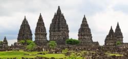 Perjalanan Keluarga yang Mengesankan ke Candi Prambanan dengan Isuzu NQR B