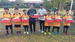 Ratusan Siswa Sekolah Sepakbola di Gresik Dapat Sepatu Gresik dari Freeport Gresik