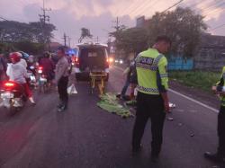 Gagal Mendahului, Truk Tangki Pengangkut Air Tabrak Pengendara motor, 2 Orang Tewas di TKP