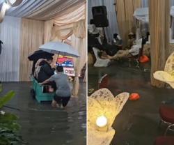 Pesta Pernikahan Berlangsung Meriah di Tengah Banjir Viral, Tamu Undangan Diangkut Pakai Gerobak