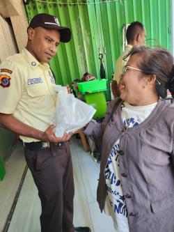 Pegadaian Area Kupang, Program Peduli Mengetuk Pintu Langit, Salurkan 700 Paket Makanan Siap Saji