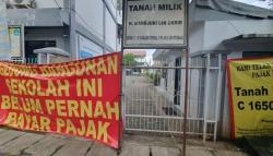 Warga Minta Ganti Rugi, Pintu Gerbang SMAN 8 Tangerang Selatan Ditutup