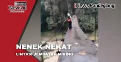 Video : Nenek Menantang Maut Nekat Lewati Jembatan Miring di Lebak