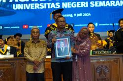 Momen Haru Orang Tua Wildan Rochmawati Wisudawati Unnes yang Meninggal Kecelakaan Terima Ijazah