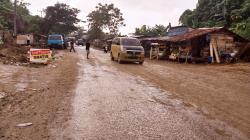 Hati-hati! Jalan Licin di Jalan Abdul Malik Pattana Endeng Mamuju