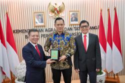 Menteri AHY Terima Penghargaan Tokoh Pendorong Investasi dalam Negeri