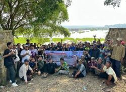 Ono Surono dan Jaringan Gondrong Bersihkan Eceng Gondok di Waduk Citarum