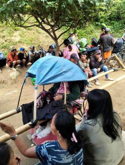 Pilu! Seorang Nenek Sakit di Desa Salumakki Kalumpang Ditandu Sejauh 28 Km