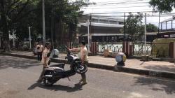 Satpol PP Kota Tasikmalaya Angkut Sepeda Motor yang Terparkir di Trotoar Alun-Alun Dadaha