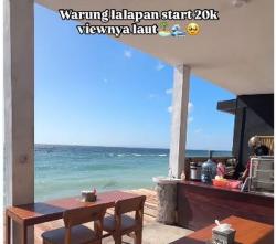 Viral Warung Lalapan Lele dengan Pemandangan Pantai yang Menakjubkan