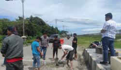 Kritik Pemerintah Daerah, Pedagang Kaki Lima Urunan Tambal Jalan Berlubang Jalur Dua di Bener Meriah