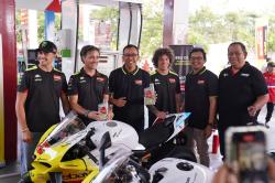 2 Pebalap MotoGP Fabio Di Giannantonio dan Marco Bezzecchi Parade di Bali, Mampir di SPBU Pertamina