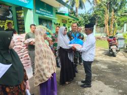 TNI Bagikan Ratusan Paket Sembako untuk Warga Kurang Mampu di Sawang Aceh Utara