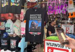 Pasca Penembakan, Viral Baju Foto Donald Trump Ketembak Ramai Dijual di Pasar