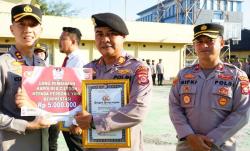 AKBP Kemas Indra Natanegara Kapolres Cilegon Berikan Penghargaan Terhadap Personel yang Berprestasi