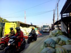 Truk Fuso Hino Bermuatan Pakan Ternak Terguling di Jombang, Kemacetan Panjang Terjadi di Jalan