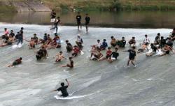 Viral Puluhan Remaja Perosotan di Bendung Pleret BKB Semarang Serasa Bermain di Waterboom