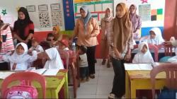 Hari Pertama Masuk Sekolah, Siswa SD di Pandeglang Tak Ingin Jauh Belajar dari Orangtua